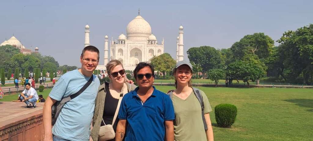 Vor dem Taj Mahal