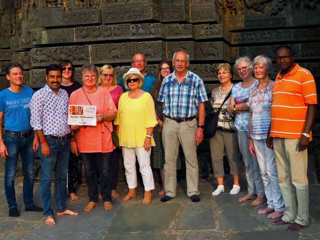 Kleingruppenreise Indien mit Reiseleiter. Unsere Gruppe in Halebidu Hoysala Temple.