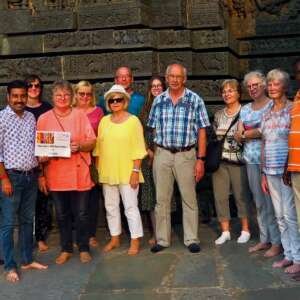 Kleingruppenreise Indien mit Reiseleiter. Unsere Gruppe in Halebidu Hoysala Temple.