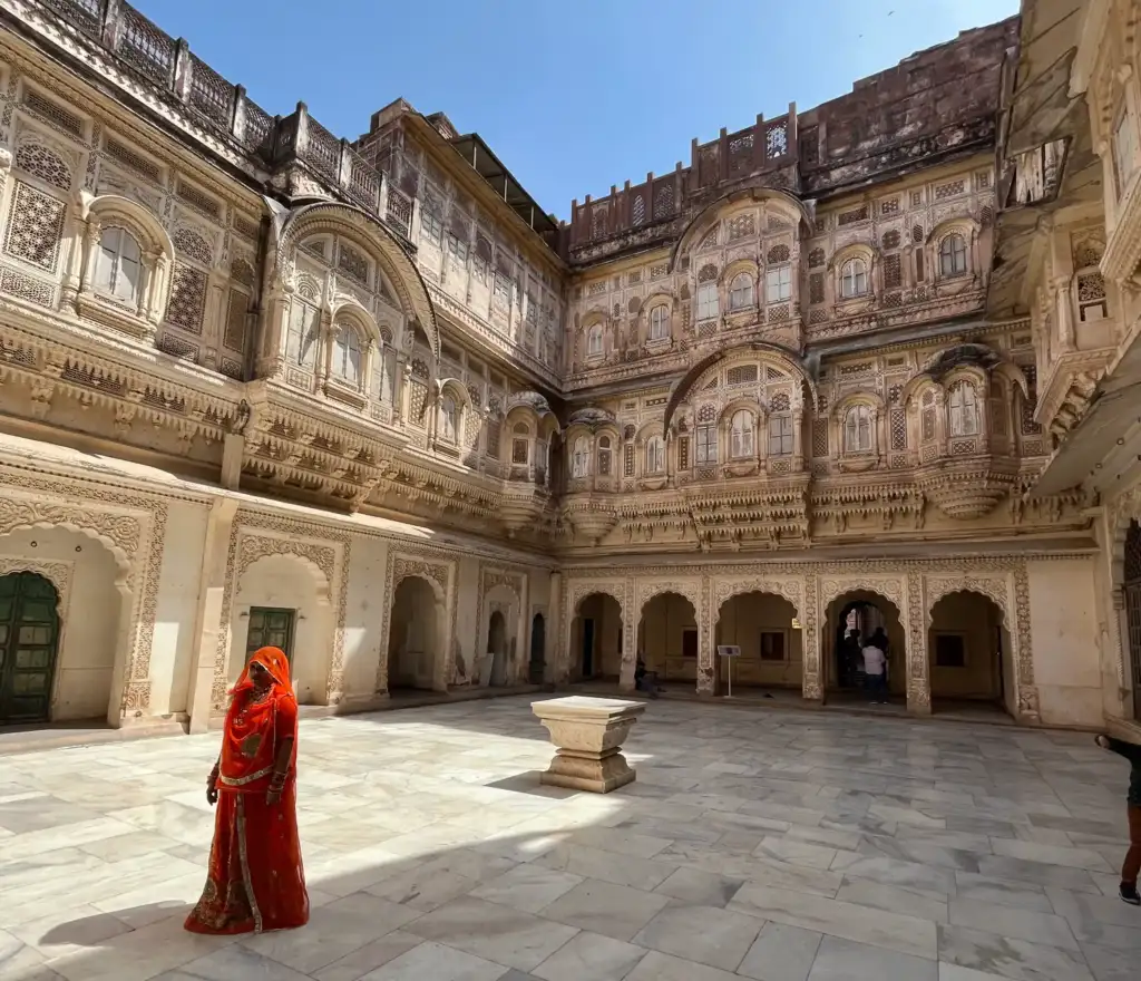Frau steht in Mehrangarh Festung Jodhpur