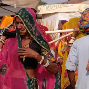 Frau trägt den Nase-Ringe-Schmuck in Rajasthan Rundreise