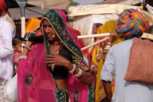 Frau trägt den Nase-Ringe-Schmuck in Rajasthan Rundreise
