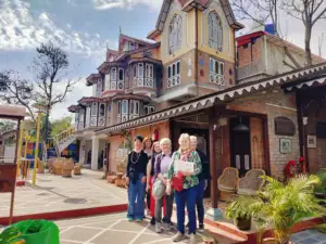 Nordindien Rundreise am Himalyans - Privatreise Indien - Gäste steht am Pragpur